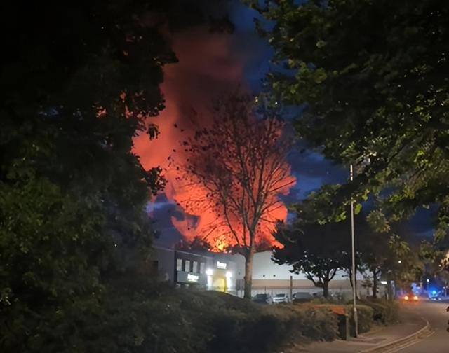 现场画面!英格兰威尔特郡一工业区发生“剧烈爆炸”,浓烟滚滚