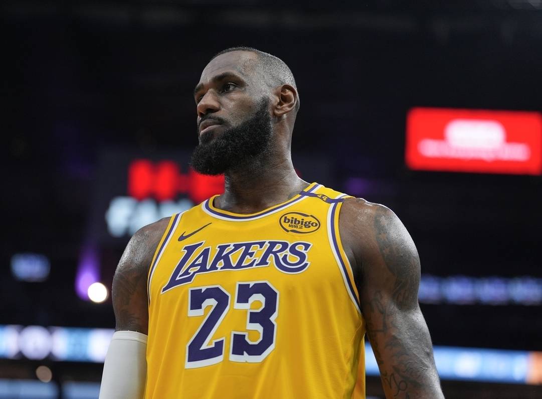 詹姆斯为里夫斯变强开心！科比却跟奥尼尔抢老大！