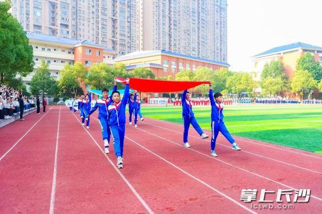 湘龙小学体育节开幕，汉服方阵、科创小队齐亮相