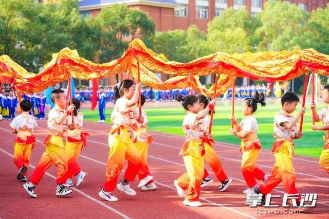 湘龙小学体育节开幕,汉服方阵、科创小队齐亮相