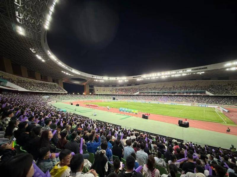 新华社：体育赛事经济持续升温 中超观众创历史苏超火爆