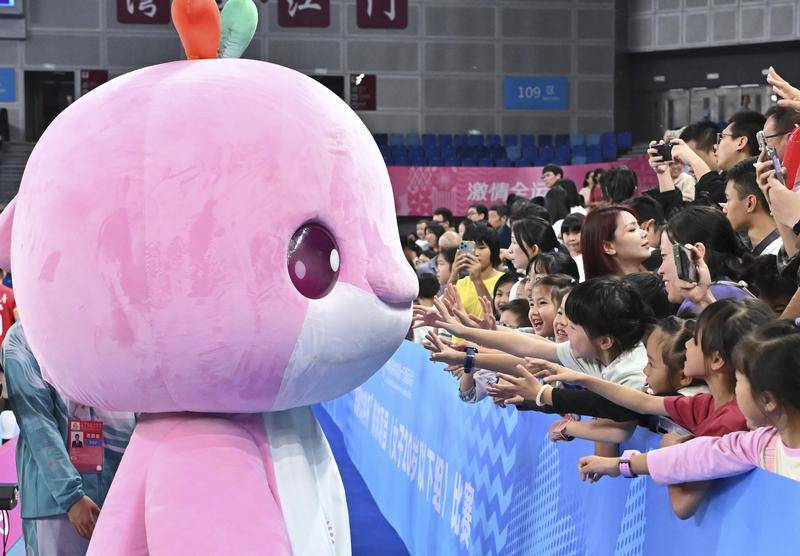 新华社：体育赛事经济持续升温 中超观众创历史苏超火爆