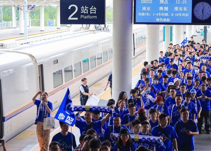 新华社：体育赛事经济持续升温 中超观众创历史苏超火爆