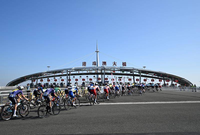 新华社：体育赛事经济持续升温 中超观众创历史苏超火爆